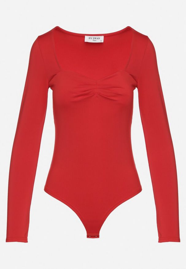 Born2be - Czerwone Body z Wiskozą z Długim Rękawem i Marszczeniem przy Dekolcie Ninorisa. Okazja: na co dzień. Kolor: czerwony. Materiał: wiskoza. Długość rękawa: długi rękaw. Długość: długie. Styl: casual, elegancki
