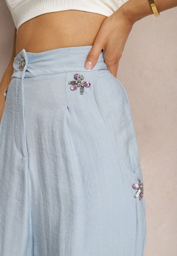 Renee - Niebieskie Spodnie Typu High Waist Ozdobione Cyrkoniami Sajara. Okazja: na co dzień. Stan: podwyższony. Kolor: niebieski. Materiał: tkanina. Wzór: aplikacja. Sezon: lato. Styl: elegancki, casual