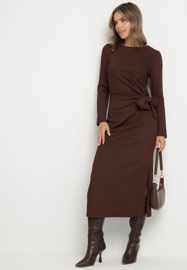 Born2be - Brązowa Taliowana Sukienka z Ozdobnym Wiązaniem i Rozcięciami Esilda. Okazja: na spotkanie biznesowe, na co dzień. Kolor: brązowy. Styl: elegancki, casual, klasyczny, biznesowy