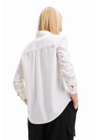 Desigual koszula bawełniana damska kolor biały regular z kołnierzykiem klasycznym. Typ kołnierza: kołnierzyk klasyczny. Kolor: biały. Materiał: bawełna. Wzór: aplikacja. Styl: klasyczny #2