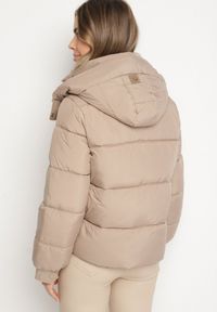 Born2be - Beżowa Pikowana Kurtka Puffer z Kapturem z Możliwością Odpięcia Galanea. Okazja: na co dzień. Typ kołnierza: kaptur. Kolor: beżowy. Materiał: jeans, poliester. Długość rękawa: długi rękaw. Długość: krótkie. Styl: sportowy, casual #3