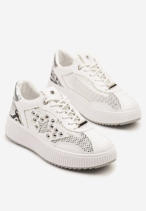 Born2be - Białe Sneakersy z Nitami i Gwiazdą Viroti. Okazja: na co dzień. Kolor: biały. Materiał: jeans. Wzór: aplikacja