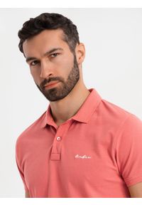 Ombre Clothing - Koszulka polo z bawełnianej dzianiny pique – koralowa V6 - Rozmiar: M. Okazja: na co dzień. Typ kołnierza: polo. Kolor: pomarańczowy. Materiał: bawełna, dzianina. Długość rękawa: krótki rękaw. Długość: krótkie. Wzór: haft. Styl: casual, elegancki #3