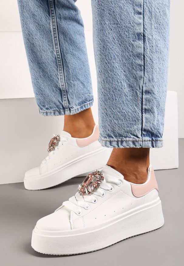 Renee - Biało-Różowe Sneakersy na Grubej Podeszwie z Ozdobną Aplikacją Kamienia Danthia. Zapięcie: sznurówki. Kolor: biały. Materiał: jeans. Wzór: aplikacja