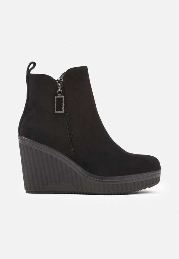 Born2be - Czarne Botki na Koturnie z Ozdobnym Suwakiem i Zawieszką Ardela. Okazja: na co dzień. Kolor: czarny. Materiał: jeans, skóra. Sezon: zima, jesień. Obcas: na koturnie. Styl: casual