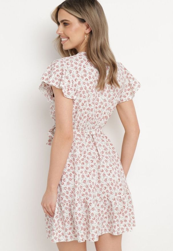 Born2be - Beżowo-Fioletowa Sukienka w Kwiatki z Gumką w Pasie i Materiałowym Paskiem Ozdobiona Falbanką Monnesa. Okazja: na co dzień. Typ kołnierza: kołnierz z falbankami. Kolor: beżowy. Materiał: materiał. Długość rękawa: krótki rękaw. Wzór: aplikacja, kwiaty. Styl: casual, elegancki