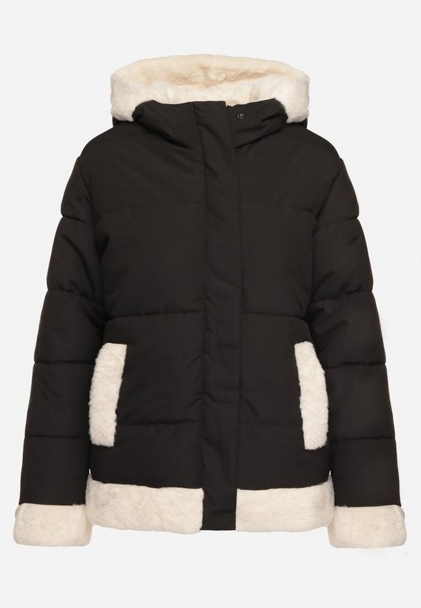 Born2be - Czarna Pikowana Kurtka o Prostym Kroju z Kapturem Obszyta Ozdobnym Futerkiem Ettelinea. Okazja: na co dzień. Typ kołnierza: kaptur. Kolor: czarny. Materiał: futro. Styl: casual, elegancki