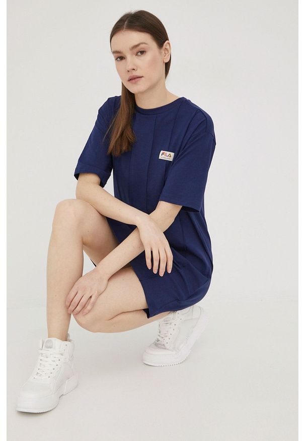 Fila sukienka kolor granatowy mini prosta. Okazja: na co dzień. Kolor: niebieski. Materiał: dzianina. Długość rękawa: krótki rękaw. Wzór: gładki. Typ sukienki: proste. Styl: casual. Długość: mini