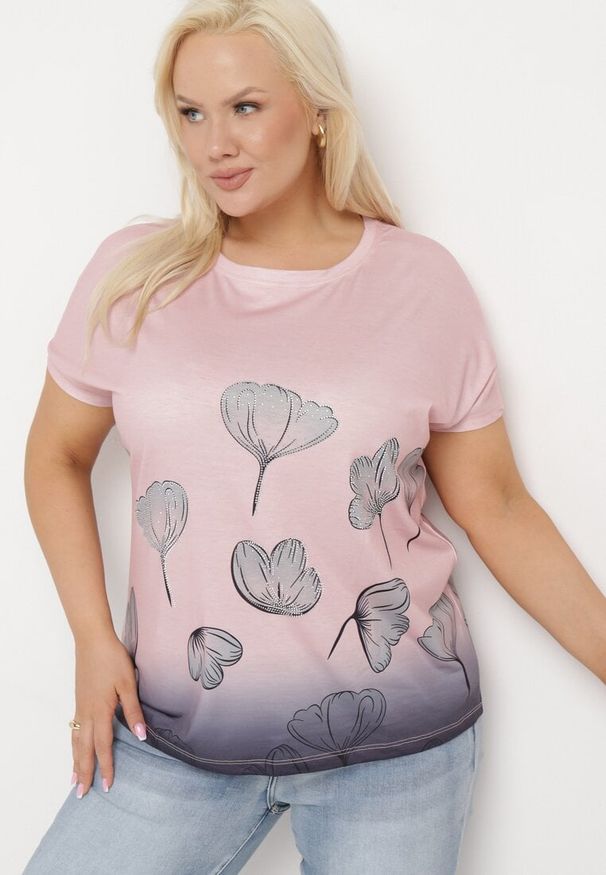 Born2be - Ciemnoróżowy T-shirt z Krótkim Rękawem Ozdobiony Cyrkoniami Flovilla. Okazja: na co dzień, na spotkanie biznesowe, do pracy. Kolor: różowy. Materiał: jeans. Długość rękawa: krótki rękaw. Długość: krótkie. Wzór: aplikacja. Styl: biznesowy, elegancki, casual
