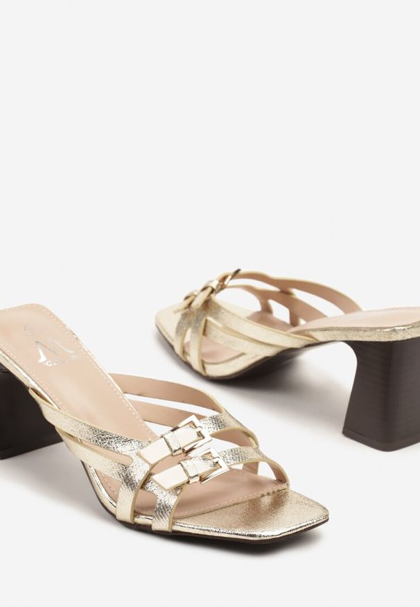 Renee - Złote Klapki na Słupku Ozdobione Klamrami i Paskami Yasfia. Okazja: na spacer. Kolor: złoty. Wzór: aplikacja. Sezon: lato. Obcas: na słupku. Styl: elegancki. Wysokość obcasa: średni