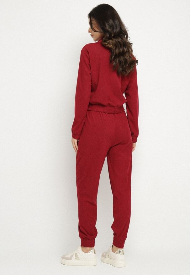 Born2be - Bordowy Komplet Dresowy z Prążkowanego Materiału Bluza z Kołnierzykiem i Spodnie z Gumką w Pasie Kerulla. Kolor: czerwony. Materiał: dresówka, prążkowany, materiał