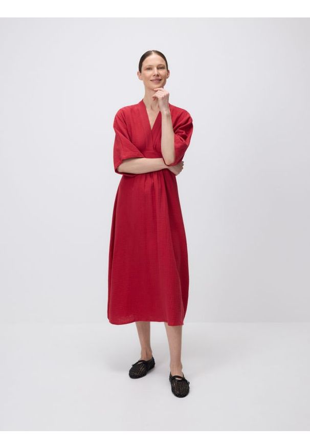 Reserved - Sukienka typu kimono - intenstywna czerwień. Kolor: czerwony. Materiał: bawełna
