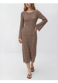 Reserved - Ażurowa sukienka maxi - brązowy. Kolor: brązowy. Materiał: dzianina. Wzór: ażurowy. Typ sukienki: proste. Długość: maxi #1