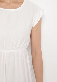 Born2be - Biała Wiskozowa Sukienka o Rozkloszowanym Kroju Lizena. Okazja: na imprezę, na co dzień. Kolor: biały. Materiał: wiskoza. Sezon: wiosna, lato. Styl: casual, klasyczny #5