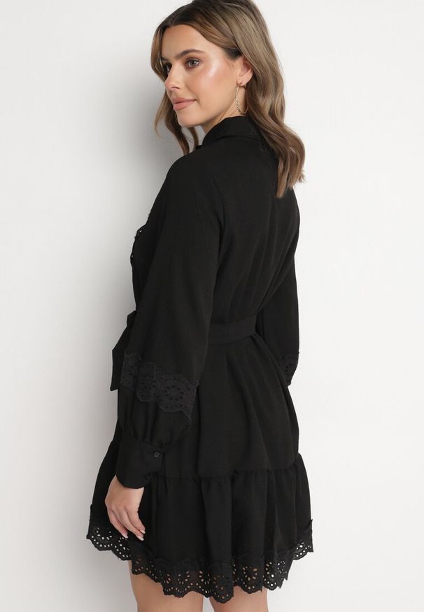 Born2be - Czarna Koszulowa Sukienka z Wiskozy z Bawełną Koronką i Paskiem Lilresia. Okazja: na co dzień. Kolor: czarny. Materiał: bawełna, koronka, wiskoza. Długość rękawa: długi rękaw. Wzór: koronka. Sezon: wiosna, lato. Typ sukienki: koszulowe. Styl: casual, elegancki, klasyczny