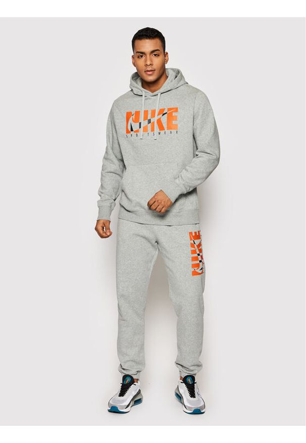 Nike Dres Sportswear Graphic DD5242 Szary Regular Fit. Kolor: szary. Materiał: bawełna