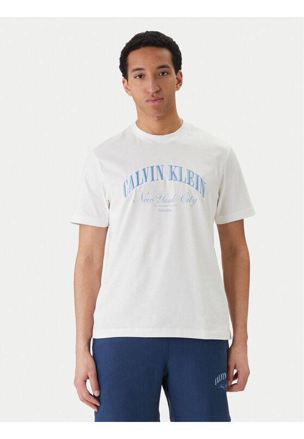 Calvin Klein Jeans T-Shirt LV04RF820G Biały Regular Fit. Kolor: biały. Materiał: bawełna