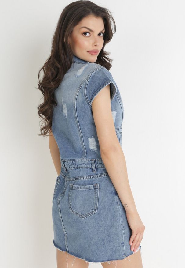 Born2be - Niebieska Jeansowa Sukienka Mini z Przetarciami i Guzikami Thang. Kolor: niebieski. Materiał: jeans. Sezon: wiosna, lato. Długość: mini