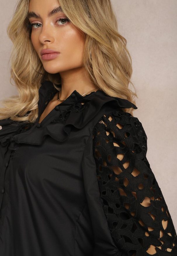 Renee - Czarna Koszula na Guziki z Ażurowymi Wstawkami i Falbanką Nalthea. Kolor: czarny. Wzór: ażurowy