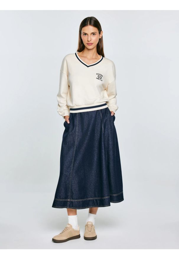 Big-Star - Bluza damska w stylu college z haftem z dekoltem v-neck kremowa Gabriella 103. Okazja: na spacer. Kolor: biały. Materiał: dresówka, denim, dzianina. Długość: krótkie. Wzór: haft. Styl: vintage, sportowy