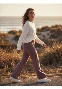 Sinsay - Dzianinowe spodnie flare z przeszyciami - brązowy. Kolor: brązowy. Materiał: dzianina