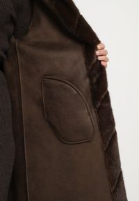 Born2be - Brązowy Długi Płaszcz Futerko z Ozdobnymi Przeszyciami i Stójką Zenima. Okazja: na co dzień. Typ kołnierza: kołnierzyk stójkowy. Kolor: brązowy. Materiał: futro. Długość: długie. Styl: klasyczny, casual, elegancki #7