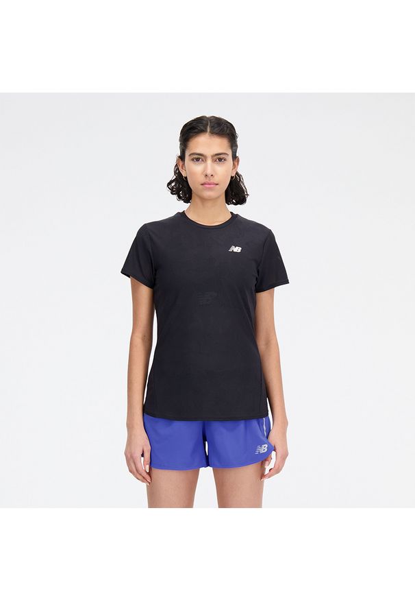 Koszulka damska New Balance WT33281BK – czarna. Kolor: czarny. Materiał: poliester, materiał. Sezon: lato. Sport: fitness, bieganie