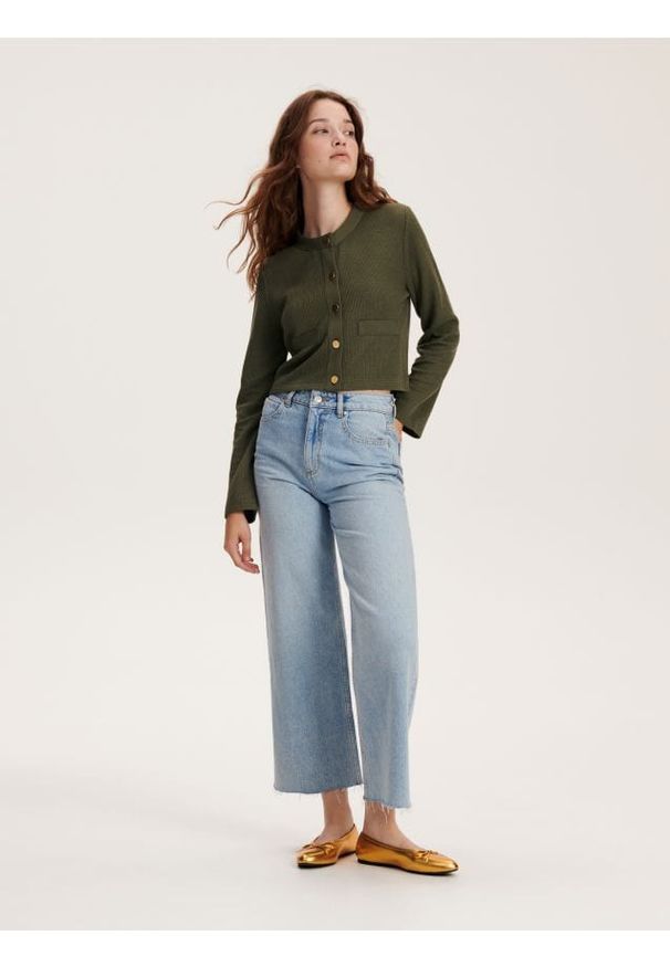 Reserved - Żakiet z dekoracyjnymi guzikami - zielony. Kolor: zielony. Materiał: dzianina, wiskoza. Długość: krótkie