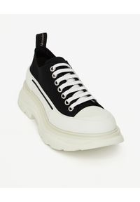 Alexander McQueen - ALEXANDER MCQUEEN - Czarne sneakersy z białą podeszwą. Okazja: na co dzień. Kolor: czarny. Materiał: guma. Wzór: aplikacja. Sport: tenis #6
