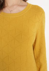 Born2be - Żółty Klasyczny Sweter z Geometrycznym Tłoczeniem Ludgera. Kolor: żółty. Wzór: geometria. Styl: klasyczny #2