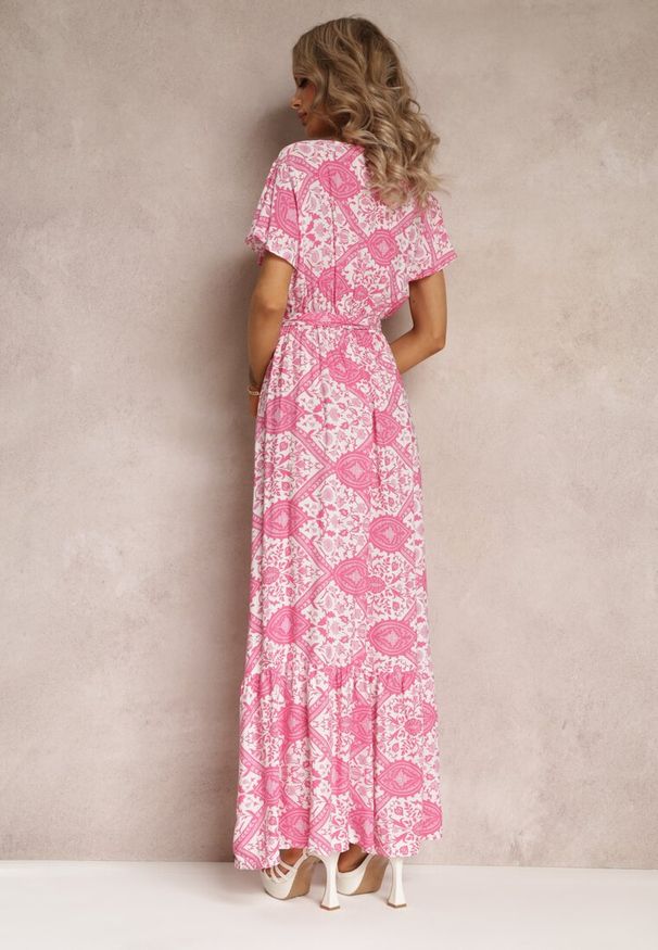 Renee - Fuksjowa Rozkloszowana Sukienka z Kopertowym Dekoltem i Wiązanym Paskiem Brynis. Typ kołnierza: kołnierz z falbankami. Kolor: różowy. Materiał: materiał. Typ sukienki: kopertowe. Długość: maxi