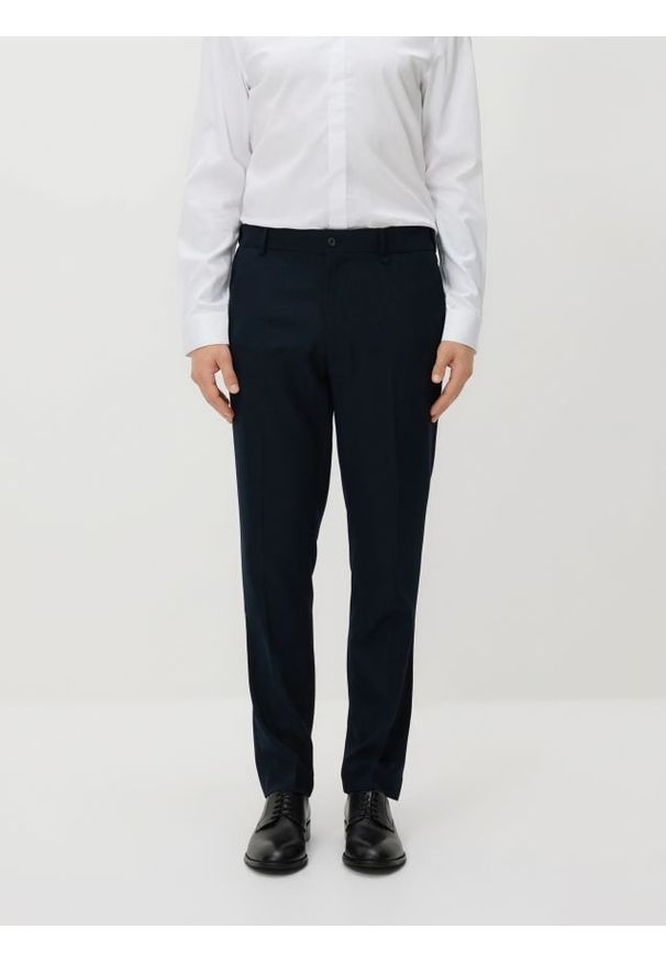 Reserved - Spodnie garniturowe slim fit - granatowy. Kolor: niebieski. Materiał: tkanina, wiskoza