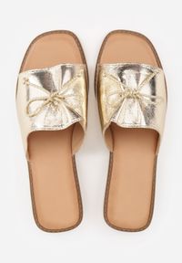 Renee - Złote Klapki na Płaskiej Podeszwie z Regulowaną Kokardką w Stylu Boho Nadafer. Kolor: złoty. Materiał: len. Wzór: haft. Sezon: lato. Obcas: na płaskiej podeszwie. Styl: boho #7