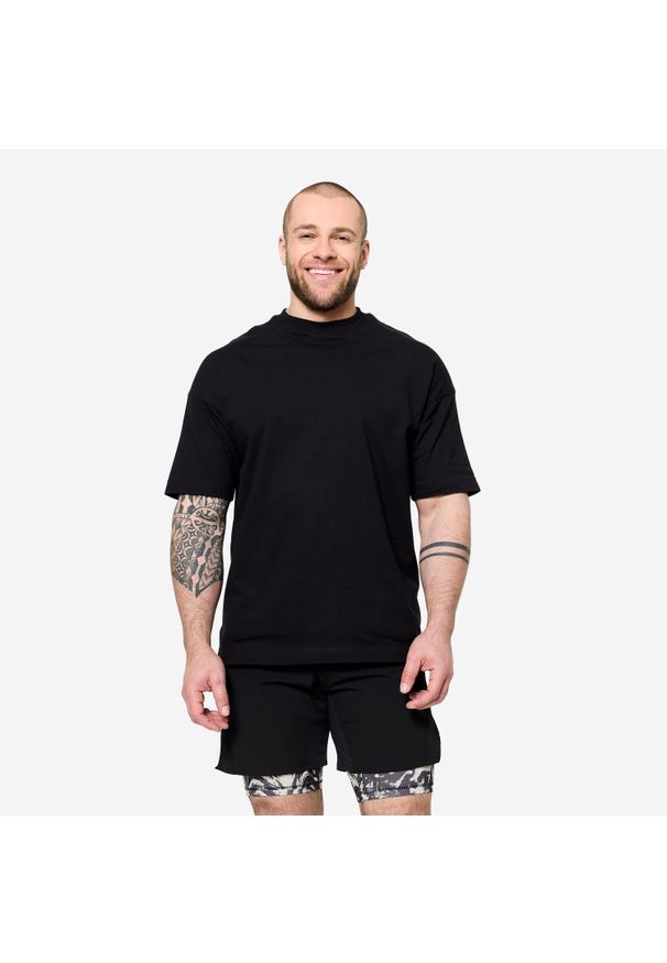 DOMYOS - Koszulka z krótkim rękawem męska Domyos Gym & Pilates. Kolor: beżowy, wielokolorowy, czarny. Materiał: tkanina, elastan, prążkowany, bawełna, materiał. Długość rękawa: krótki rękaw. Długość: krótkie. Sport: joga i pilates