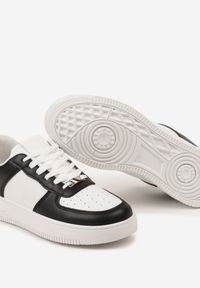 Born2be - Biało-Czarne Sneakersy Sznurowane o Klasycznym Fasonie Kauma. Nosek buta: okrągły. Zapięcie: sznurówki. Kolor: biały. Materiał: materiał. Obcas: na obcasie. Wysokość obcasa: niski #5