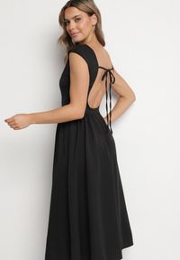 Born2be - Czarna Sukienka o Rozkloszowanym Kroju z Wiązaniem i Dekoltem w Łódkę Aladriela. Okazja: na co dzień. Typ kołnierza: dekolt w łódkę. Kolor: czarny. Długość rękawa: krótki rękaw. Sezon: wiosna, lato. Styl: klasyczny, casual #6