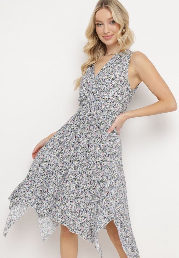 Born2be - Granatowo-Beżowa Sukienka z Elastycznej Bawełny z Asymetrycznym Dołem i Gumką w Pasie Penelorea. Okazja: na spacer, na co dzień. Typ kołnierza: dekolt w kształcie V. Kolor: niebieski. Materiał: bawełna. Typ sukienki: asymetryczne. Styl: casual, elegancki