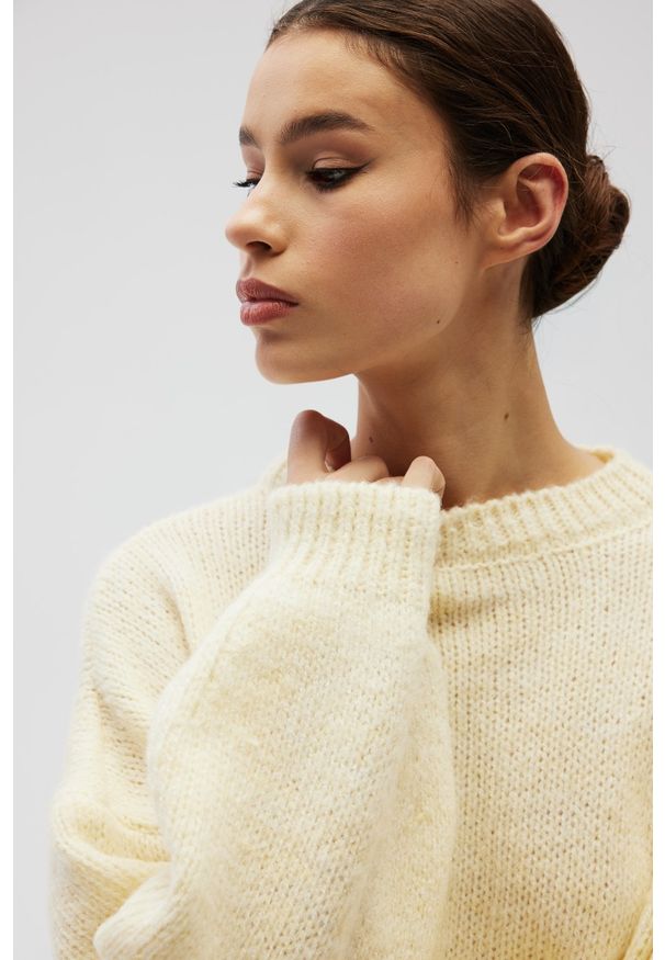 Marsala - Sweter oversize z bufiastymi rękawami w kolorze BUTTER YELLOW - RIVERO. Okazja: na co dzień. Materiał: wełna, akryl. Sezon: zima, lato, jesień, wiosna. Styl: casual