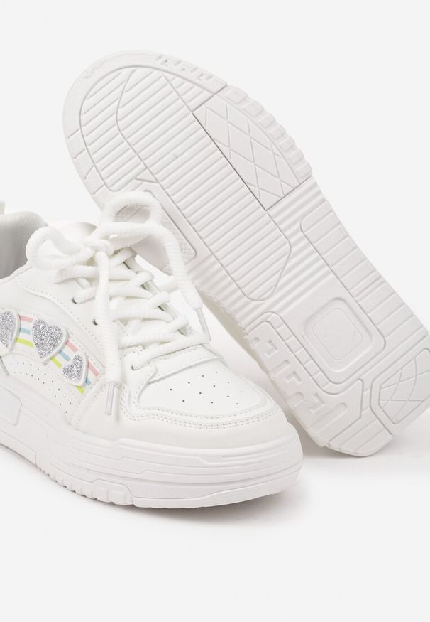 Renee - Białe Sneakersy z Błyszczącymi Serduszkami Iriene. Okazja: na co dzień. Kolor: biały. Materiał: jeans