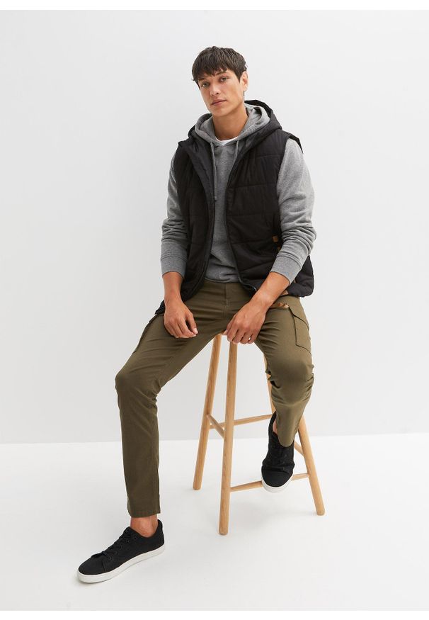 bonprix - Kamizelka pikowana z kapturem z detalami z imitacji skóry. Typ kołnierza: kaptur. Kolor: czarny. Materiał: skóra