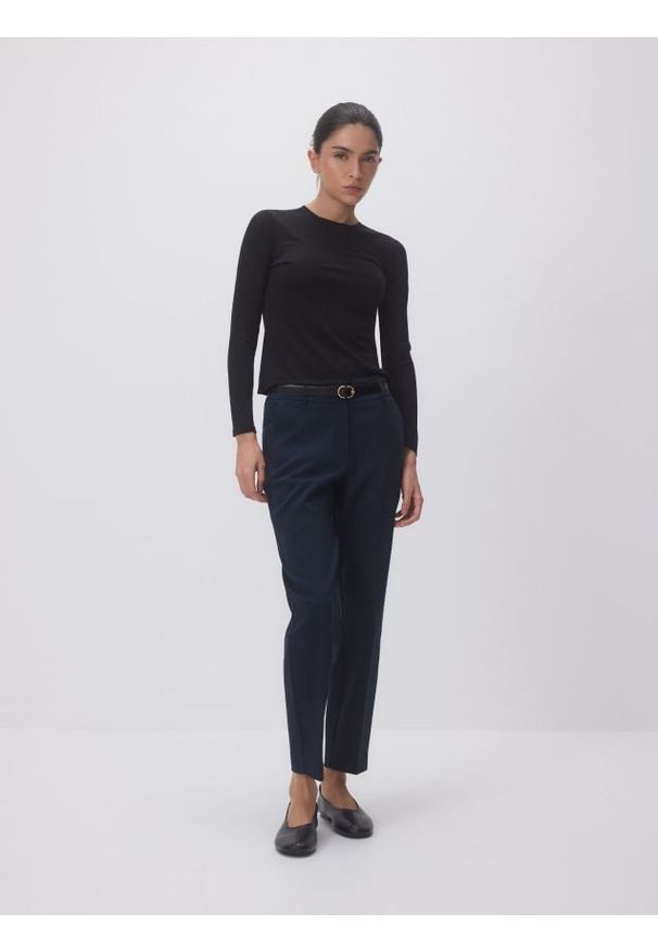 Reserved - Spodnie cygaretki z paskiem - granatowy. Kolor: niebieski. Materiał: tkanina, bawełna