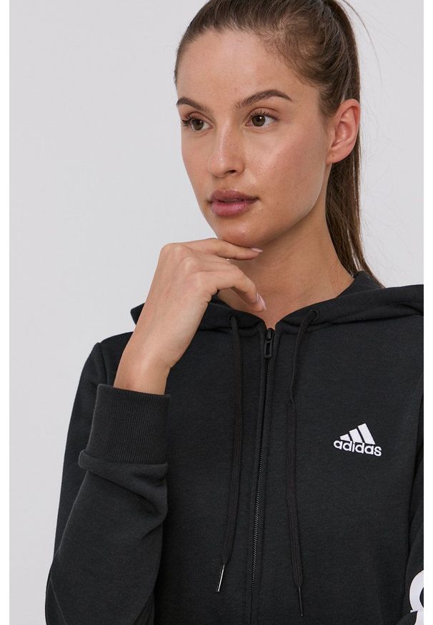 Adidas - adidas Bluza damska kolor czarny z kapturem z nadrukiem. Okazja: na co dzień. Typ kołnierza: kaptur. Kolor: czarny. Wzór: nadruk. Styl: casual