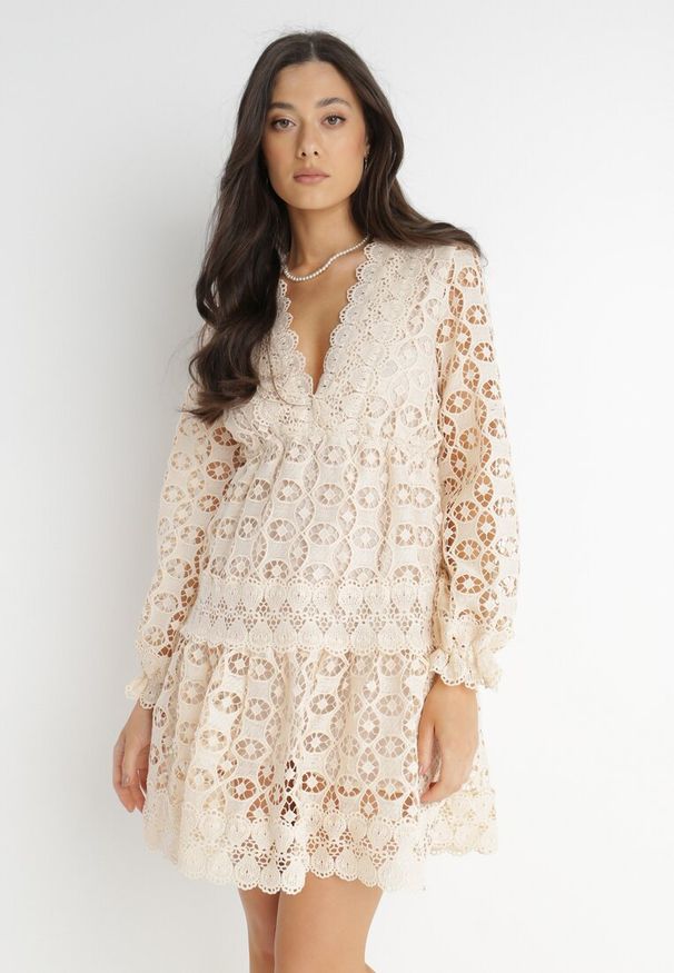 Born2be - Beżowa Sukienka Mellathe. Kolor: beżowy. Materiał: materiał, koronka. Długość rękawa: długi rękaw. Wzór: ażurowy, aplikacja. Styl: wizytowy. Długość: mini