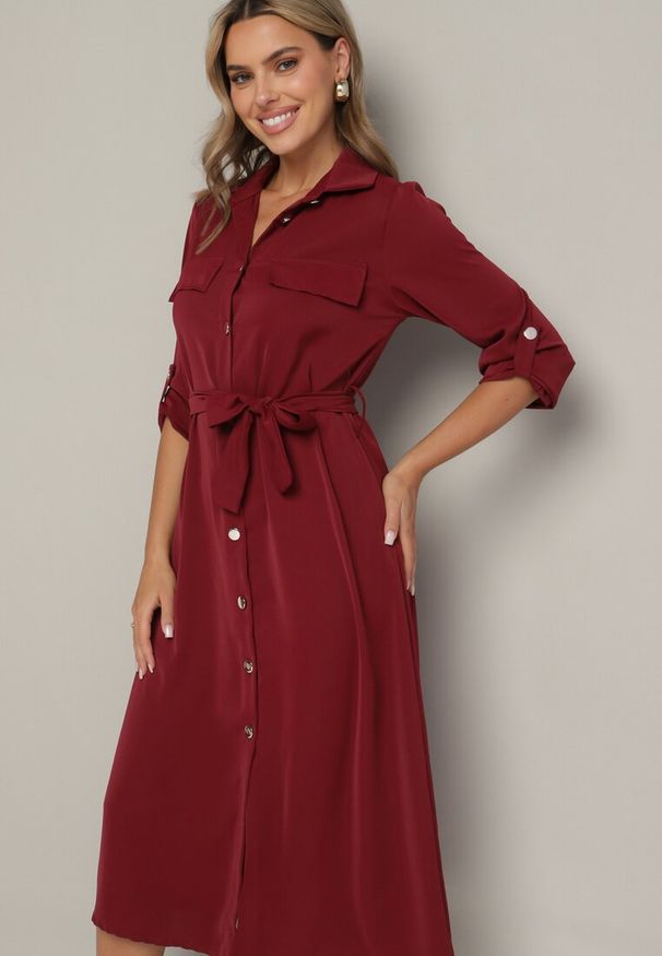 Born2be - Bordowa Koszulowa Sukienka z Eleganckimi Guzikami i Wiązanym Paskiem w Talii Kortella. Okazja: na co dzień, na spotkanie biznesowe. Typ kołnierza: dekolt w serek. Kolor: czerwony. Długość rękawa: długi rękaw. Typ sukienki: koszulowe. Styl: elegancki