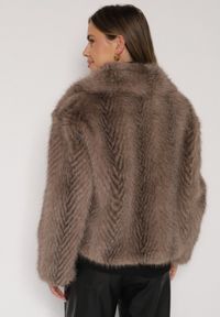 Born2be - Jasnobrązowa Futrzana Kurtka z Cieniowanym Wzorem Monizavia. Okazja: na co dzień. Kolor: brązowy. Materiał: futro. Styl: casual, klasyczny #5