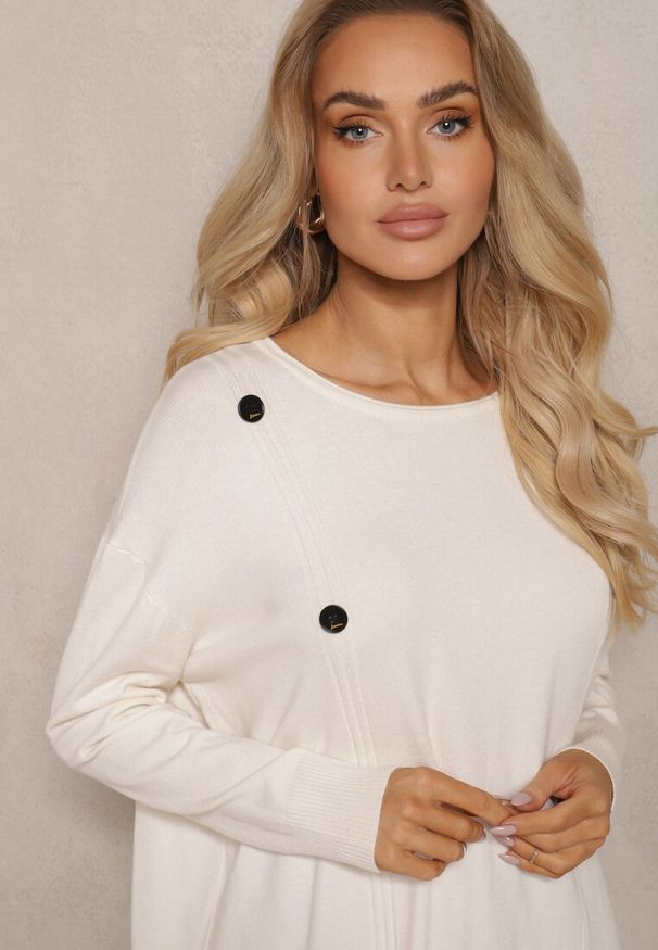Renee - Jasnobeżowy Sweter Zimowy Ozdobiony Symetrycznie Guzikami Milabia. Okazja: na co dzień. Kolor: beżowy. Materiał: jeans. Wzór: aplikacja. Sezon: zima. Styl: klasyczny, casual