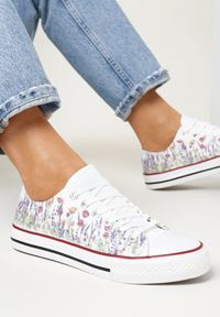Born2be - Białe Sznurowane Trampki z Niską Cholewką Amirah. Wysokość cholewki: przed kostkę. Kolor: biały. Materiał: guma, materiał. Szerokość cholewki: normalna. Wzór: kwiaty. Sezon: wiosna, lato #1