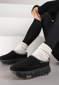 Born2be - Czarne Niskie Śniegowce na Grubej Tłoczonej Podeszwie Arevire. Okazja: na co dzień. Kolor: czarny. Materiał: jeans. Styl: casual
