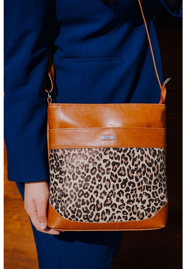 Listonoszka skórzana SHE 696 camel + pantera jasna. Wzór: motyw zwierzęcy. Materiał: skórzane. Styl: casual, elegancki