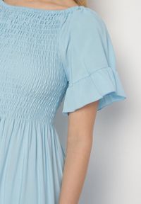 Born2be - Jasnoniebieska Bawełniana Sukienka o Kroju Hiszpanki z Elastyczną Górą Niloviria. Okazja: na co dzień. Typ kołnierza: dekolt hiszpanka. Kolor: niebieski. Materiał: bawełna. Długość rękawa: krótki rękaw. Styl: klasyczny, casual #3